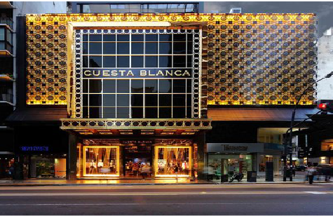 临湘门头设计与商业空间的纽带。